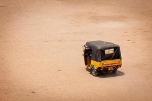 autorickshaw en el calle. India foto