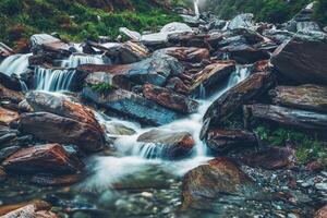 bhagsu cascada. bhagsu, himachal pradesh, India foto