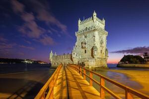 Belem torre en el banco de el tajo río en crepúsculo. Lisboa, Portugal foto