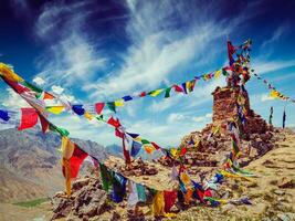 budista oración banderas en Himalaya foto