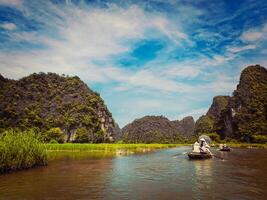 turistas en barcos en Vietnam foto