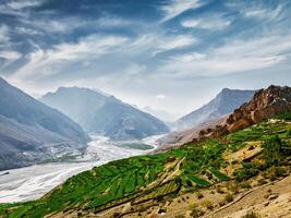 spiti Valle y río en Himalaya foto