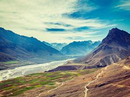 spiti Valle y río en Himalaya foto