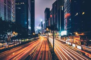 calle tráfico en hong kong a noche foto