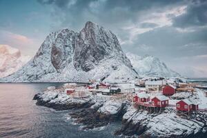 hamnoy pescar pueblo en lofoten islas, Noruega foto