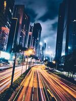 calle tráfico en hong kong a noche foto