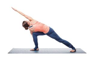 joven ajuste mujer haciendo Ashtanga vinyasa yoga foto