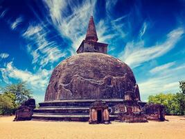 kiri vihara antiguo budista dagoba estupa foto