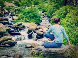 mujer haciendo Ashtanga vinyasa yoga asana marichyasana re foto