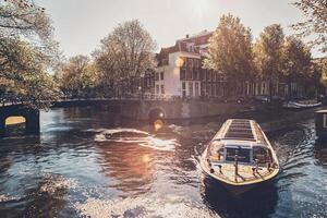 Amsterdam canal con turista barco foto