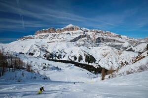 esquí recurso en dolomitas, Italia foto