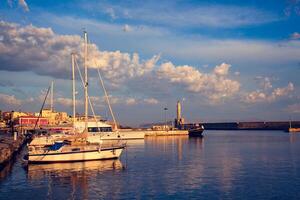 yates y barcos en pintoresco antiguo Puerto de cania, Creta isla. Grecia foto