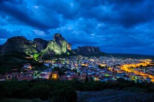 Kalambaka pueblo en famoso turista destino meteora en Grecia en noche foto