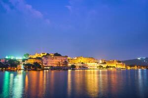 udaipur ciudad palacio en el noche vista. udaipur, India foto