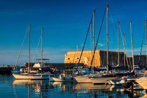 veneciano fuerte en Heraklion y amarrado pescar barcos, Creta isla, Grecia foto