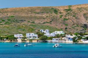 griego pescar pueblo con tradicional encalado blanco casas en milos isla foto