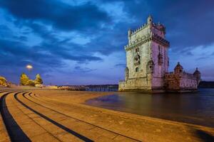 Belem torre en el banco de el tajo río en crepúsculo. Lisboa, Portugal foto