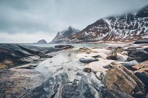 rocoso costa de fiordo en Noruega foto