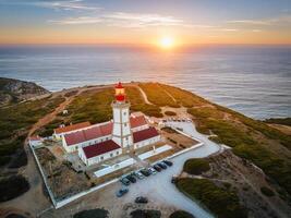 faro en cabo espichel capa espichel en atlántico Oceano foto