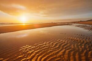 atlántico Oceano puesta de sol con surgiendo olas a fonte da telha playa, Portugal foto