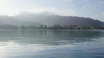 lever du soleil plus de une golfe dans Asie avec nuageux montagnes dans le Contexte video