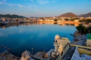 ver de famoso indio sagrado ciudad Pushkar con Pushkar ghats. rajastán, India foto