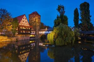 Nuremberg ciudad casas en orilla de pegniz río. Núremberg, franconia, baviera, Alemania foto