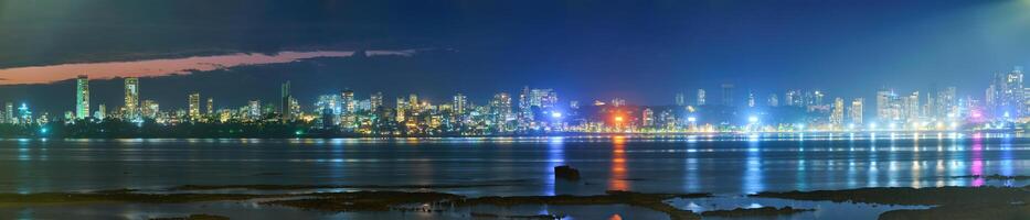 Mumbai horizonte en el noche foto