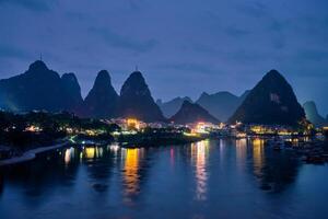 Yangshuo pueblo iluminado en el noche, China foto