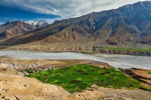 ver de spiti Valle y spiti río en Himalaya , India foto