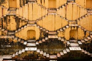 escalera de panna meena ka kund stepwell en jaipur, rajastán, India foto