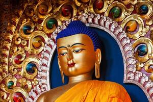 Sakyamuni Buddha statue photo