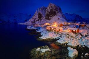 hamnoy pescar pueblo en lofoten islas, Noruega foto