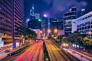 calle tráfico en hong kong a noche foto