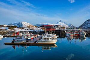 pescar barcos y yates en muelle en Noruega foto