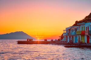 puesta de sol en clima pueblo en milos isla en Grecia foto