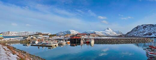 pescar barcos y yates en muelle en Noruega foto