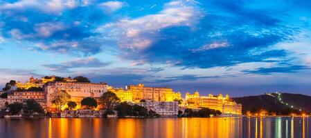 udaipur ciudad palacio en el noche. rajastán, India foto