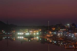 sagrado pushar lago sagar y ghats de pueblo Pushkar en crepúsculo, Rajasthan foto