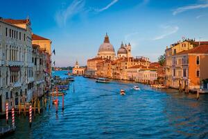 panorama de Venecia grandioso canal y Papa Noel maria della saludo Iglesia en puesta de sol foto