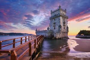 Belem torre en el banco de el tajo río en oscuridad después puesta de sol. Lisboa, Portugal foto