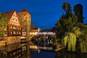 Nuremberg ciudad casas en orilla de pegniz río. Núremberg, franconia, baviera, Alemania foto