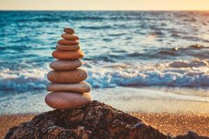 concepto de equilibrar y armonía Roca apilar en el playa foto