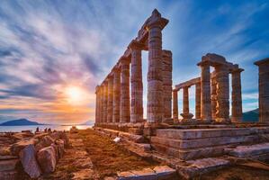 Poseidón templo restos en capa sounio en atardecer, Grecia foto