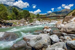 beas río en kullu valle, himachal pradesh, India foto