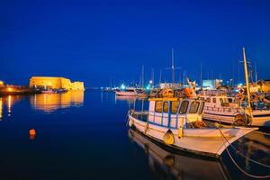 veneciano fuerte en Heraklion y amarrado pescar barcos, Creta isla, Grecia foto