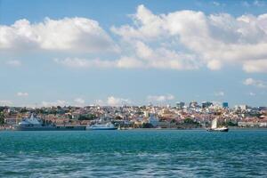 tajo río con turista barco y amarrado buques de guerra en Lisboa, Portugal foto
