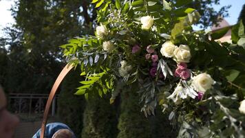 personeel evenement agentschap Bij werk. bloemisten monteren, versieren bloemen boog voor bruiloft ceremonie. werk creëren wo decor door professioneel. floristiek. decorateur werken met bloemen samenstelling voor bruiloft boog video