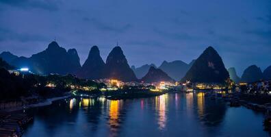 Yangshuo pueblo iluminado en el noche, China foto