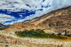 lohan tso montaña lago. nubra valle, ladakh, India foto